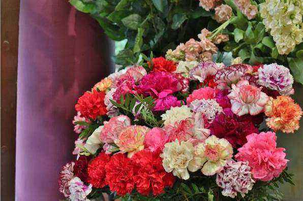 Minimalist podium florals and side sprays
